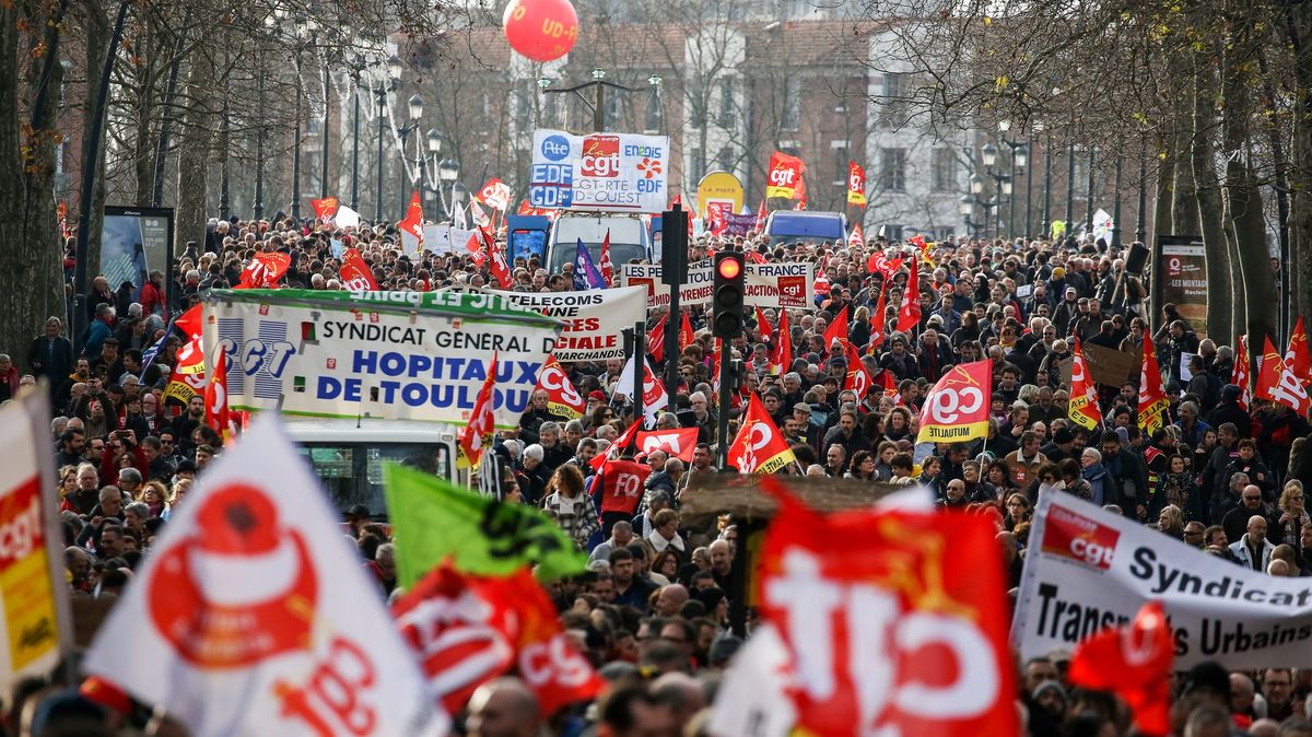 Macron svádí boj s odbory. Francouzi se bojí o své důchody